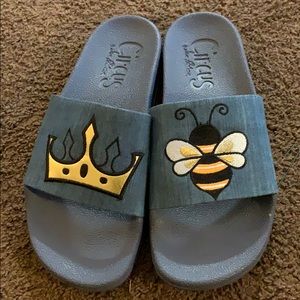 Size 9.5 Queen Bee Slides